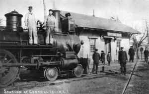 Eng-521-crew_Central-Islip-Station_c1905_Huneke.jpg (84414 bytes)